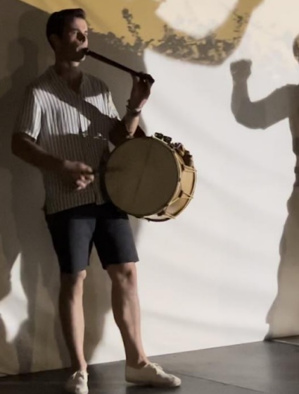 Edilberto tocando dulzaina y tamboril